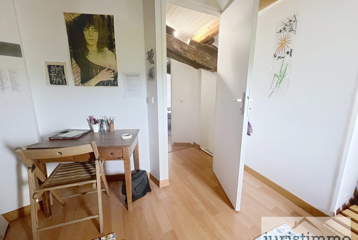 Maison de village en pierre à Faucon, 67 m2, 2 chambres, jardin, vue dégagée 