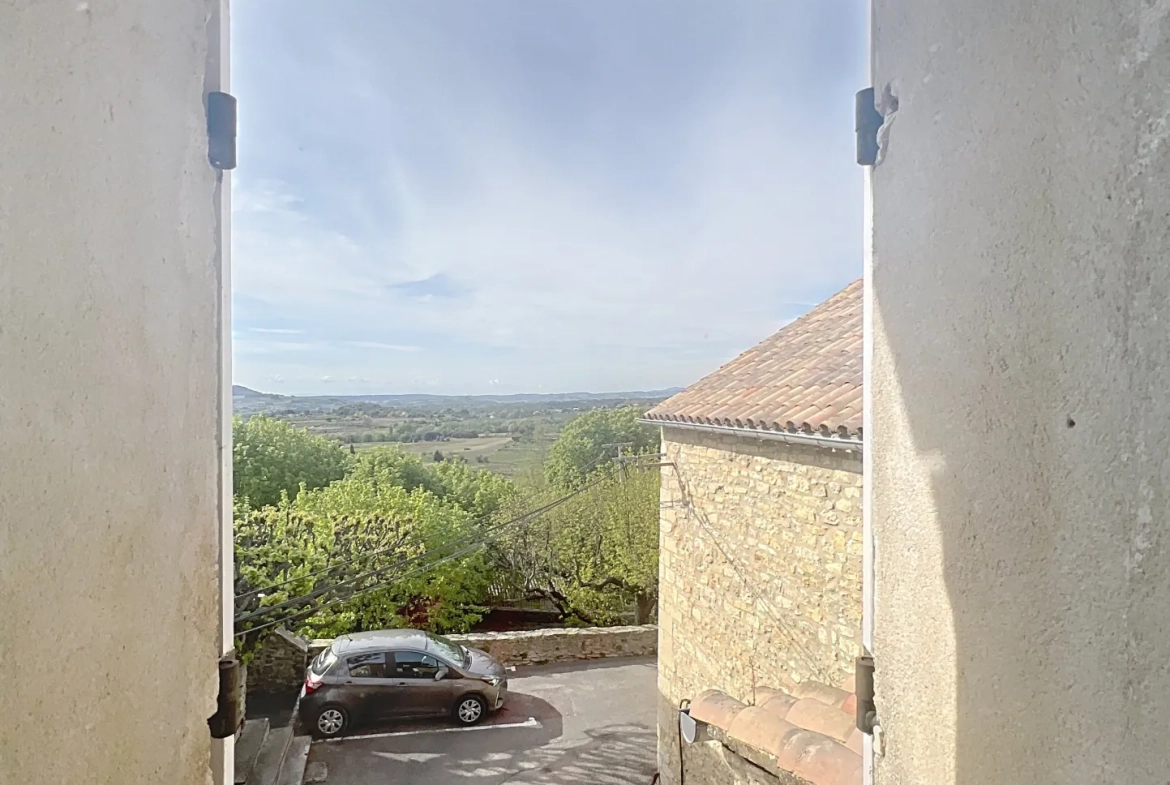 Maison de village en pierre à Faucon, 67 m2, 2 chambres, jardin, vue dégagée 
