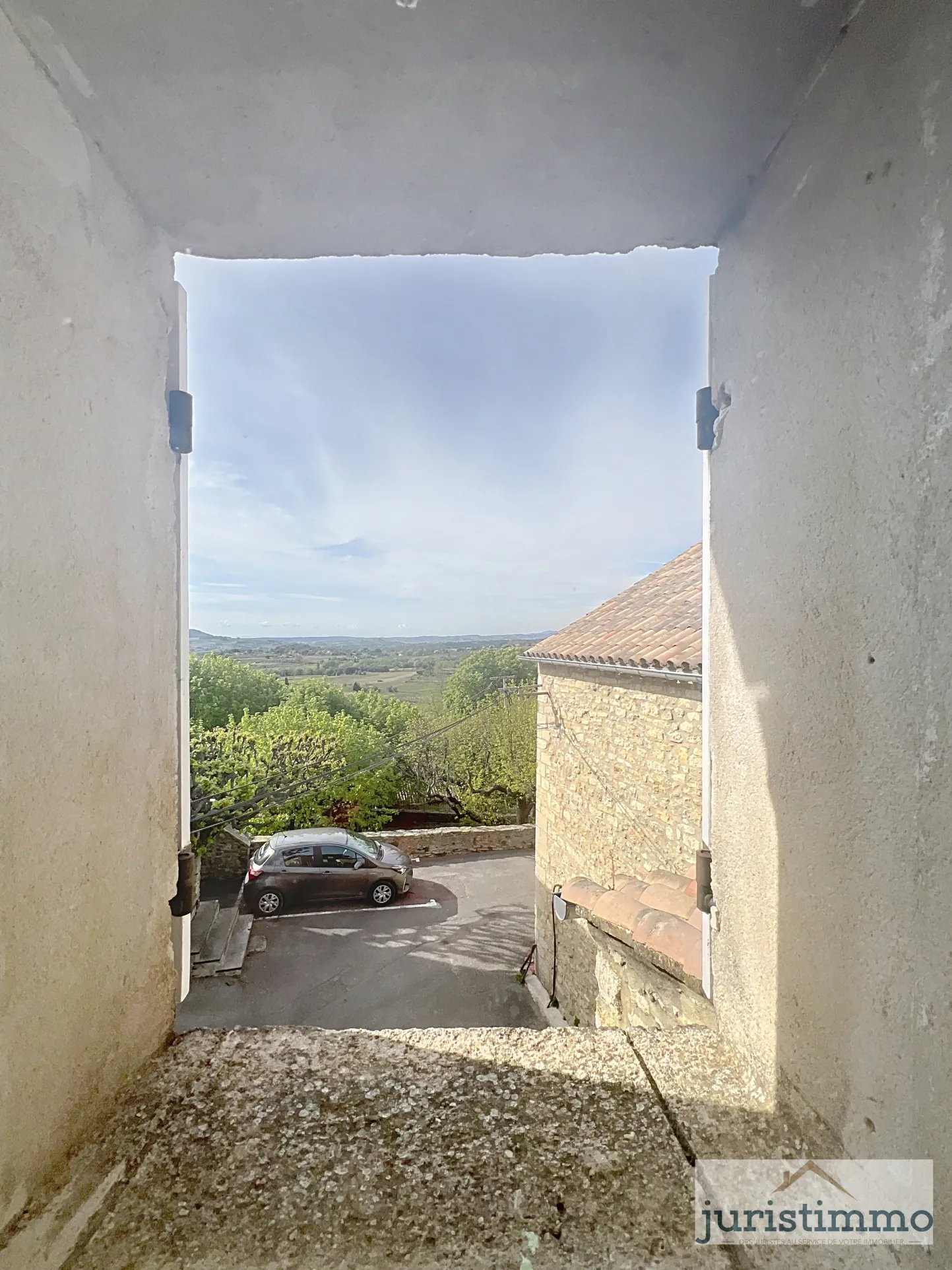 Maison de village en pierre à Faucon, 67 m2, 2 chambres, jardin, vue dégagée 