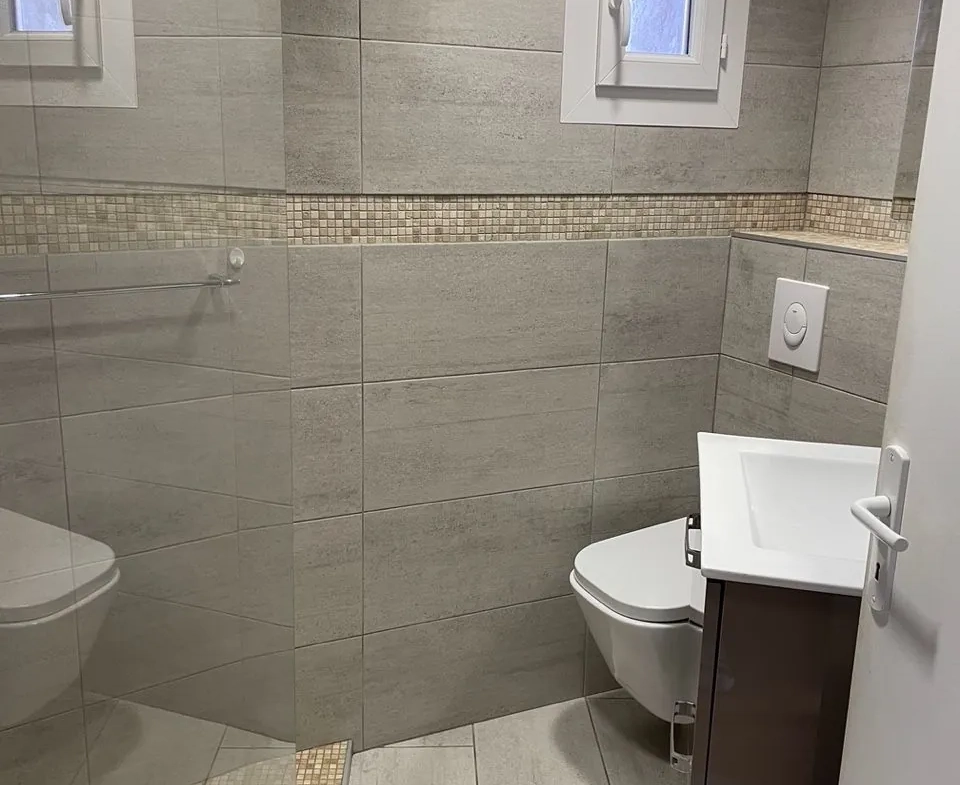 Maison de village en pierre à Faucon, 67 m2, 2 chambres, jardin, vue dégagée 