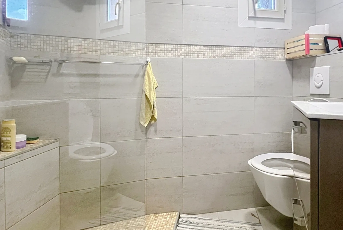 Maison de village en pierre à Faucon, 67 m2, 2 chambres, jardin, vue dégagée 