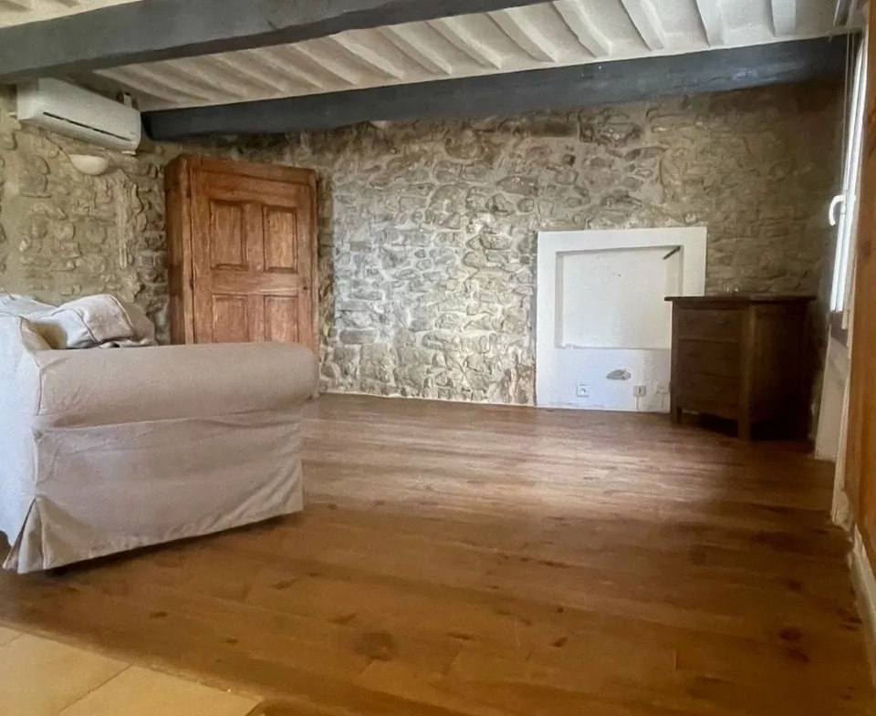 Maison de village en pierre à Faucon, 67 m2, 2 chambres, jardin, vue dégagée 