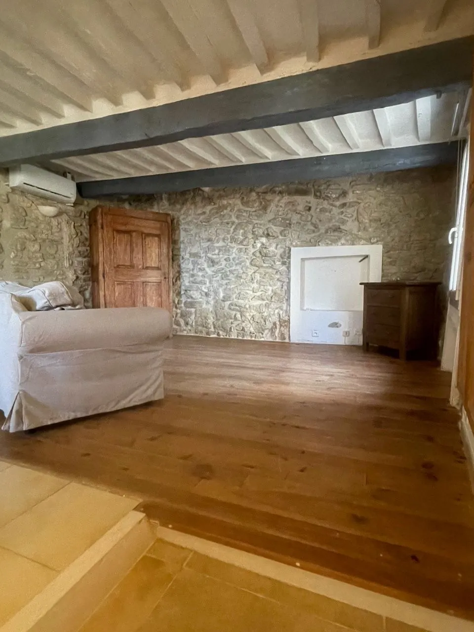 Maison de village en pierre à Faucon, 67 m2, 2 chambres, jardin, vue dégagée 