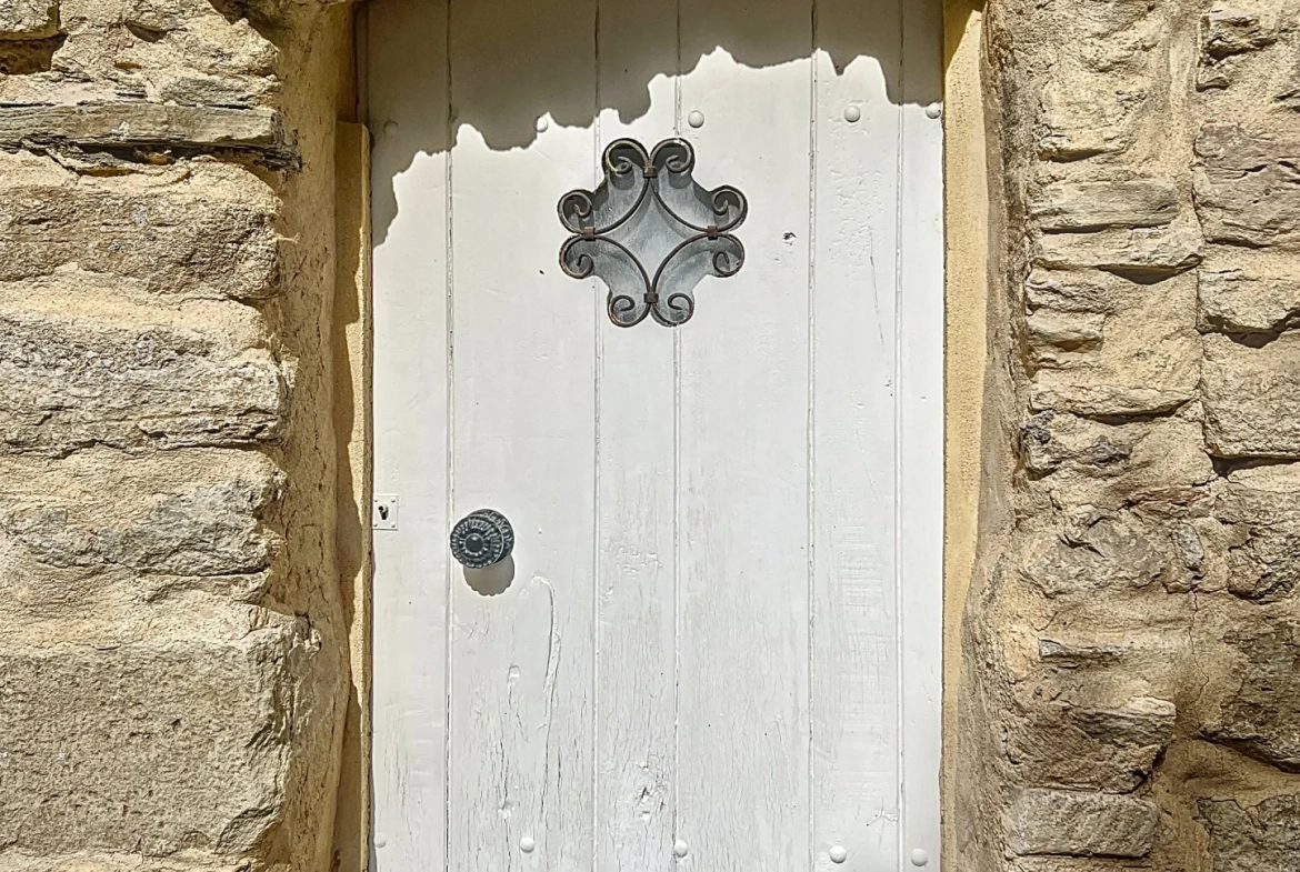 Maison de village en pierre à Faucon, 67 m2, 2 chambres, jardin, vue dégagée 