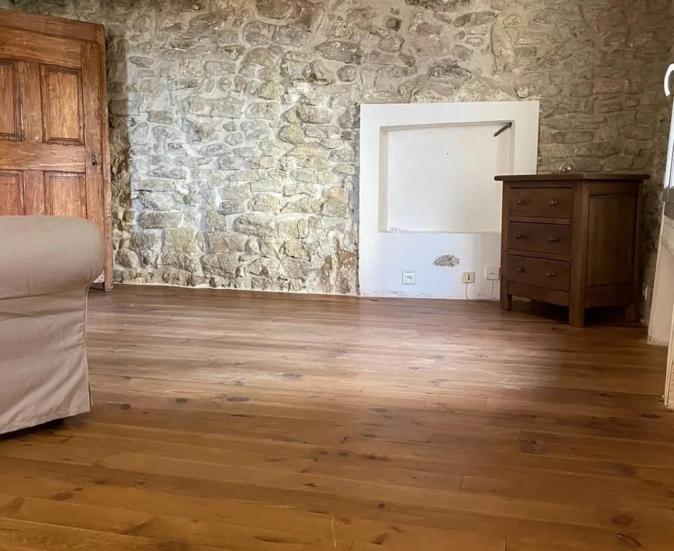 Maison de village en pierre à Faucon, 67 m2, 2 chambres, jardin, vue dégagée 