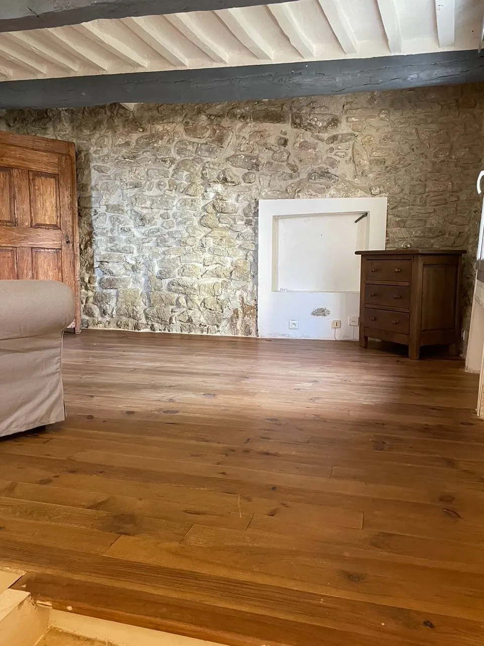 Maison de village en pierre à Faucon, 67 m2, 2 chambres, jardin, vue dégagée 