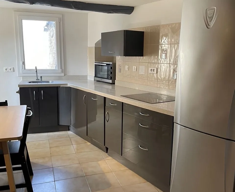 Maison de village en pierre à Faucon, 67 m2, 2 chambres, jardin, vue dégagée 
