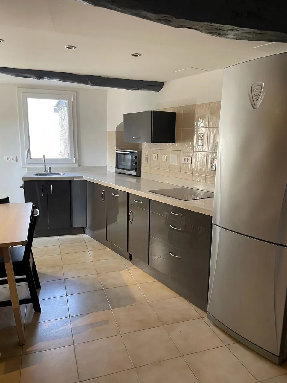 Maison de village en pierre à Faucon, 67 m2, 2 chambres, jardin, vue dégagée 