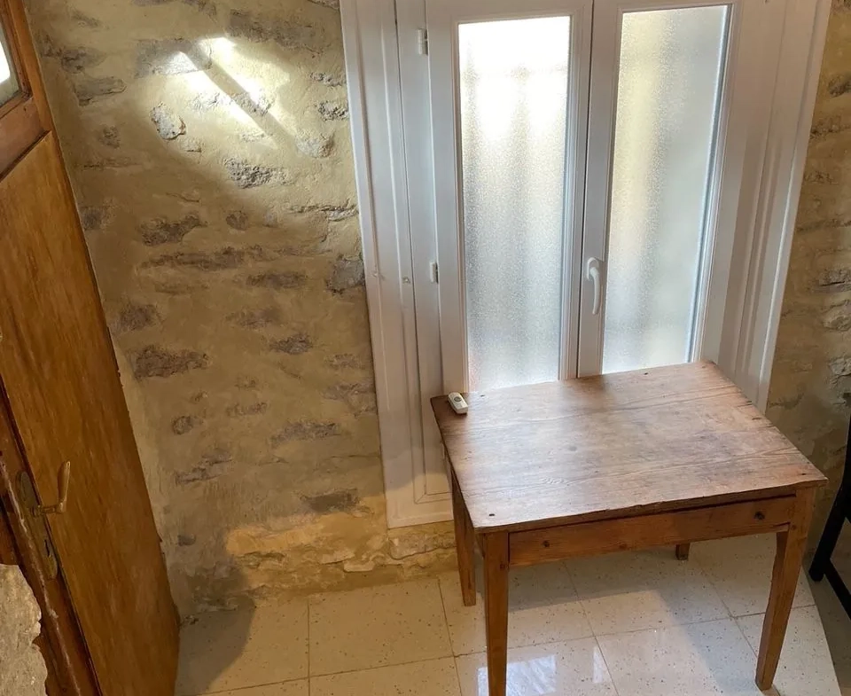 Maison de village en pierre à Faucon, 67 m2, 2 chambres, jardin, vue dégagée 