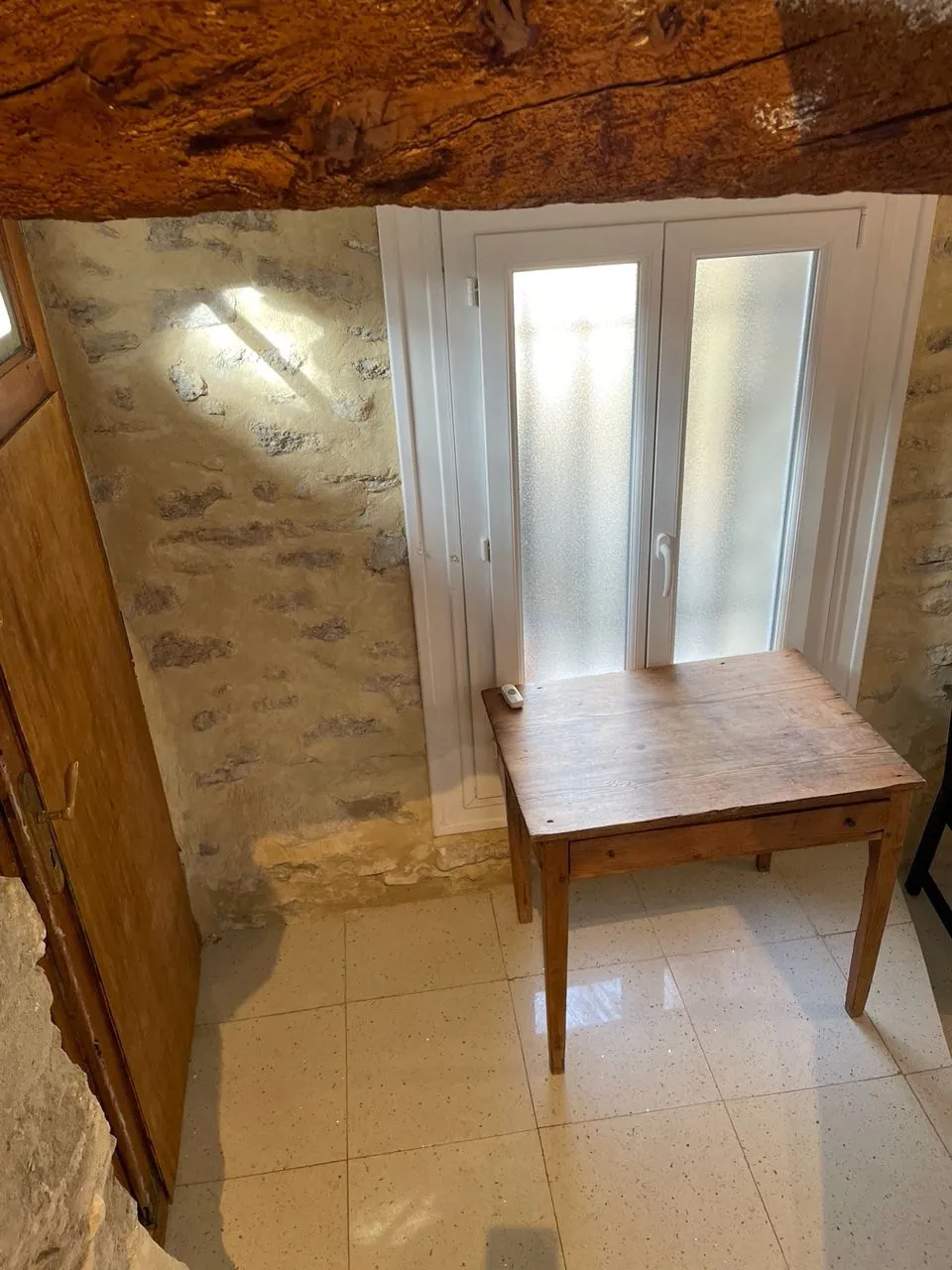 Maison de village en pierre à Faucon, 67 m2, 2 chambres, jardin, vue dégagée 
