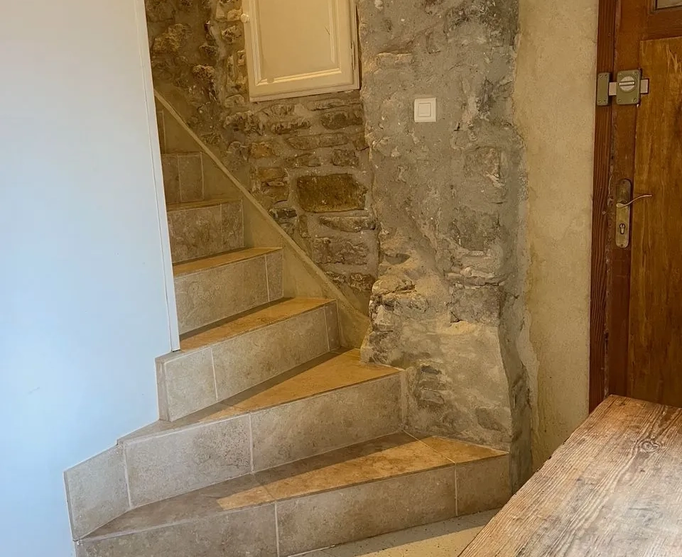 Maison de village en pierre à Faucon, 67 m2, 2 chambres, jardin, vue dégagée 