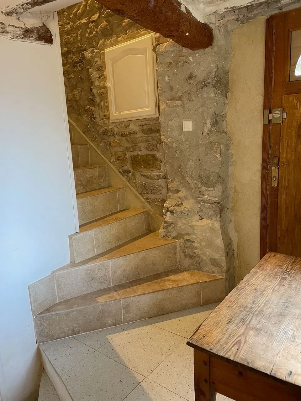 Maison de village en pierre à Faucon, 67 m2, 2 chambres, jardin, vue dégagée 