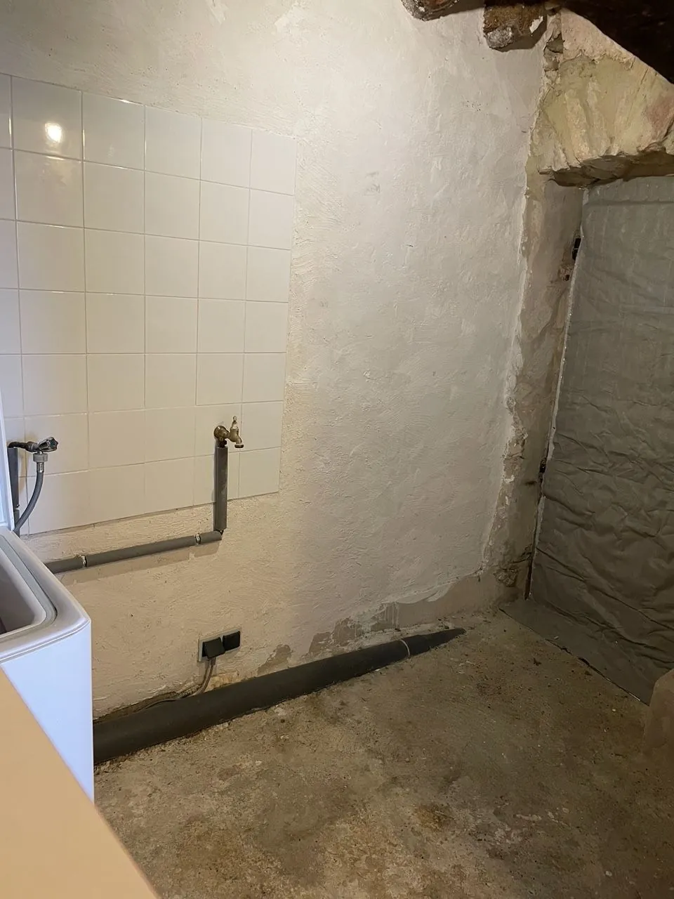 Maison de village en pierre à Faucon, 67 m2, 2 chambres, jardin, vue dégagée 