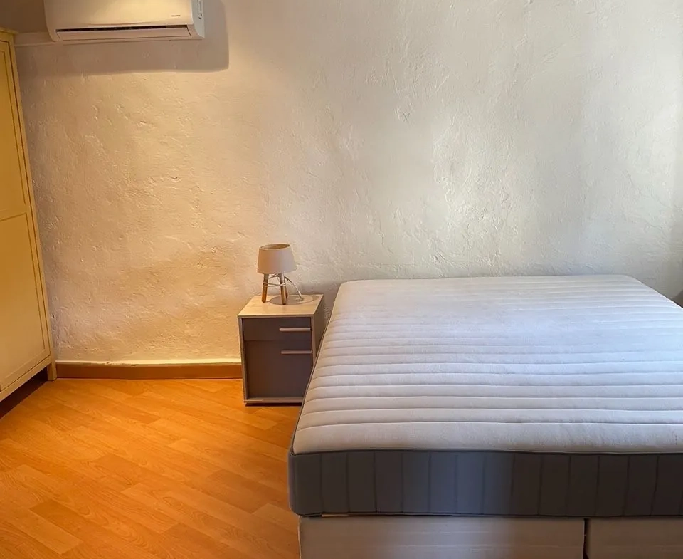 Maison de village en pierre à Faucon, 67 m2, 2 chambres, jardin, vue dégagée 