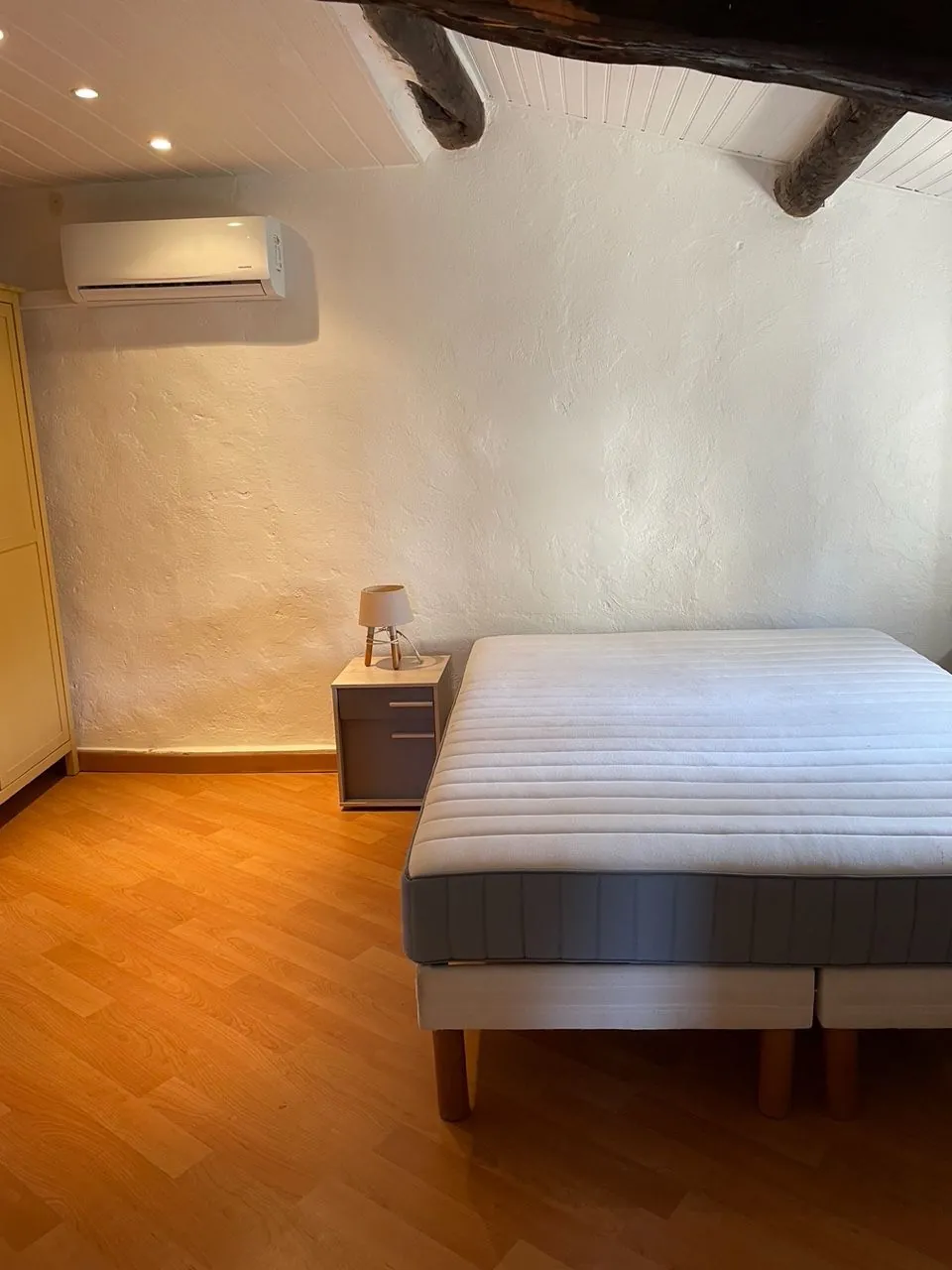 Maison de village en pierre à Faucon, 67 m2, 2 chambres, jardin, vue dégagée 