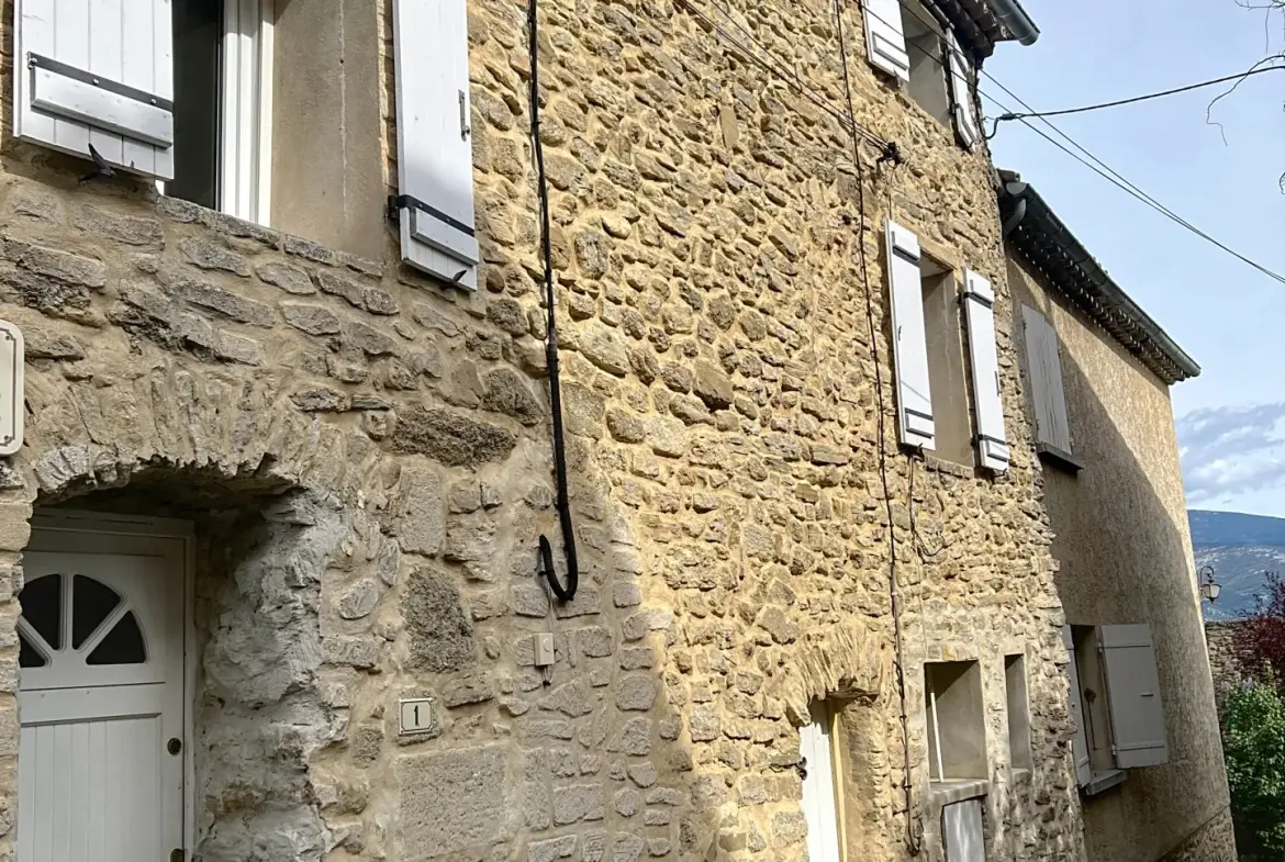 Maison de village en pierre à Faucon, 67 m2, 2 chambres, jardin, vue dégagée 