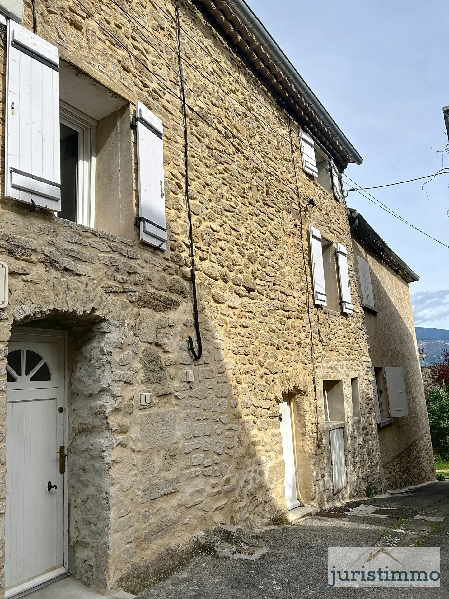Maison de village en pierre à Faucon, 67 m2, 2 chambres, jardin, vue dégagée 