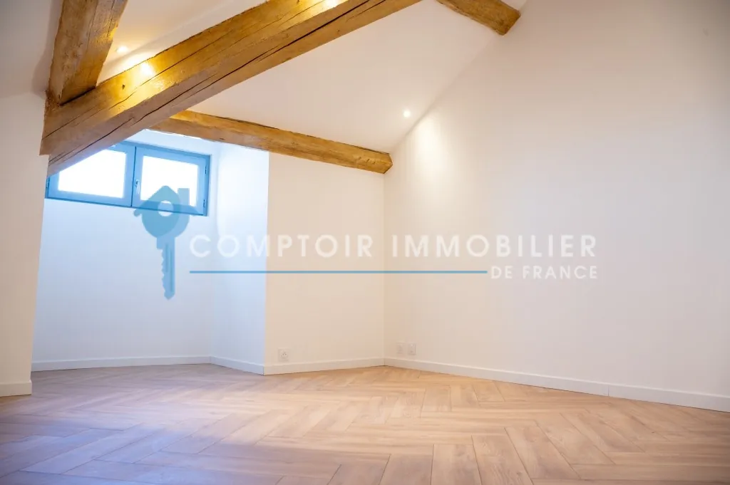 Appartement T4 rénové à Nîmes Feuchères, dernier étage, lumière naturelle, prestations modernes 