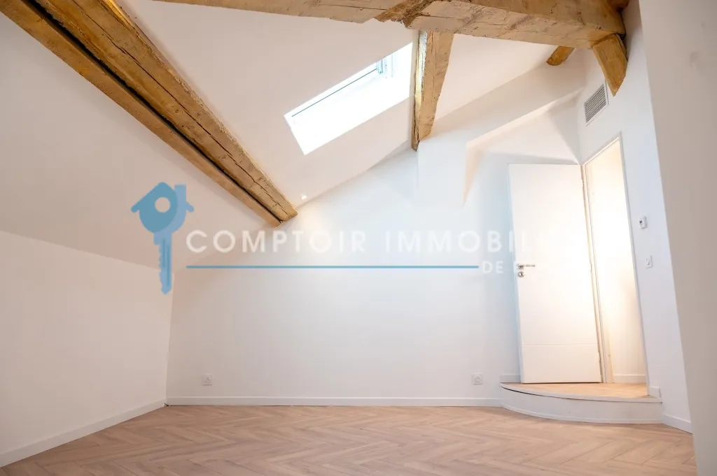 Appartement T4 rénové à Nîmes Feuchères, dernier étage, lumière naturelle, prestations modernes 