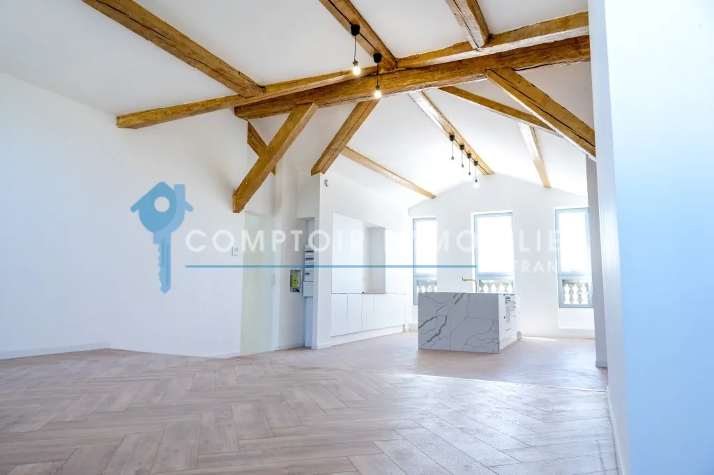Appartement T4 rénové à Nîmes Feuchères, dernier étage, lumière naturelle, prestations modernes 