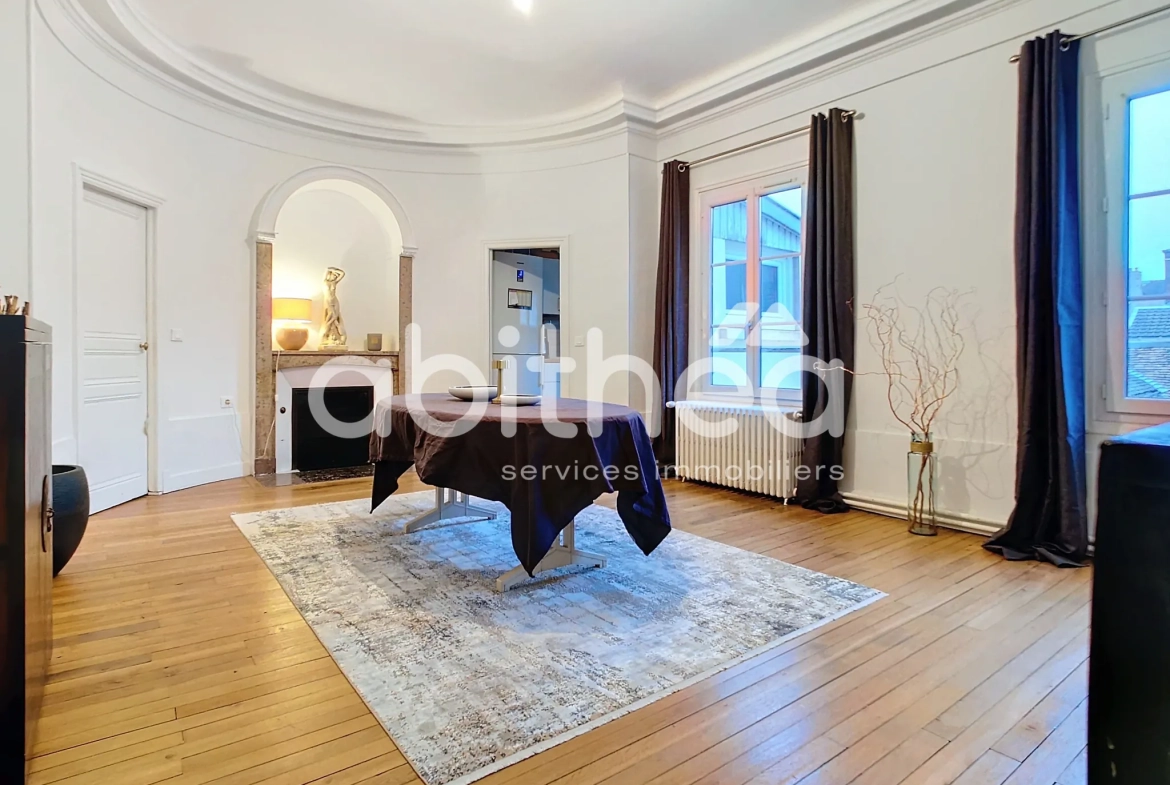 Appartement de 160 m² avec vue sur la cathédrale à Troyes 