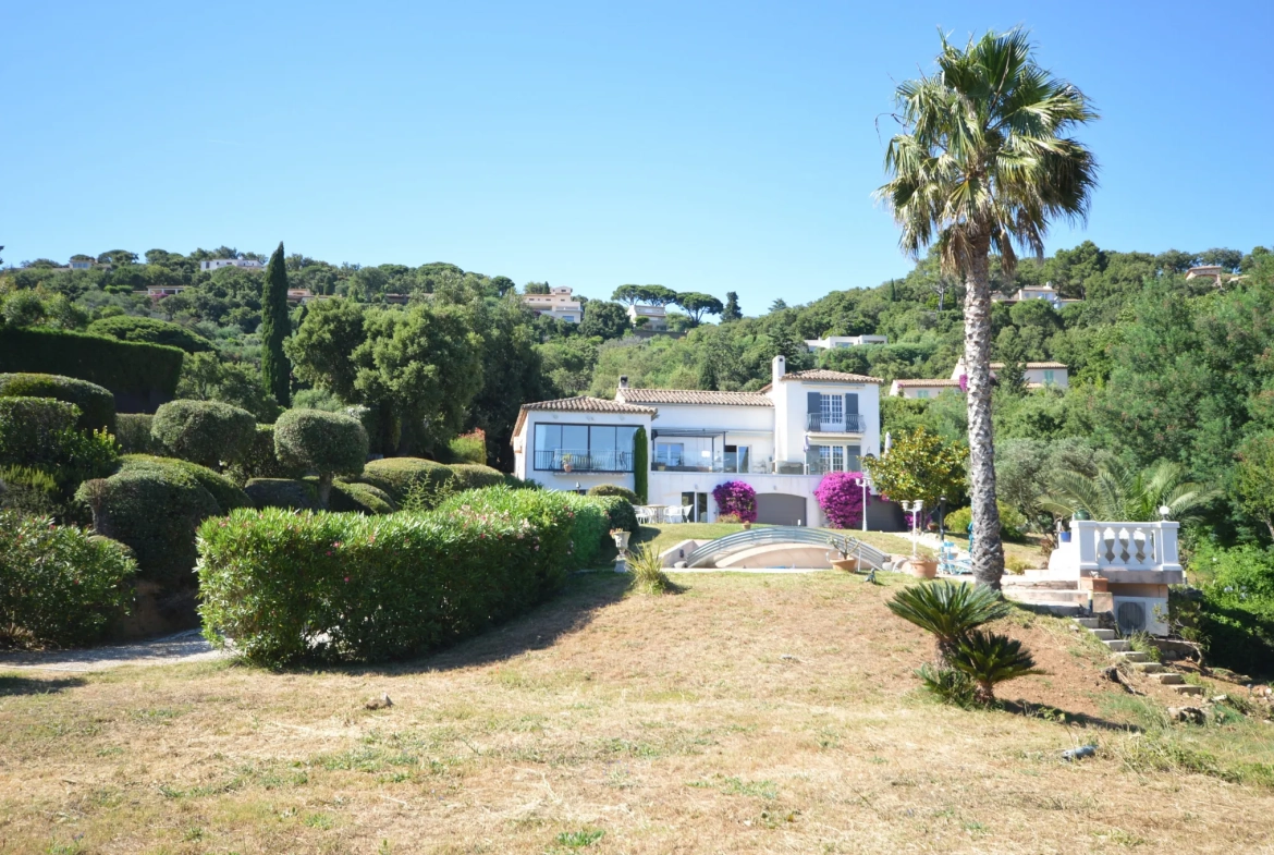Villa de style bastide avec vue mer et piscine à Grimaud - Prestige et confort 