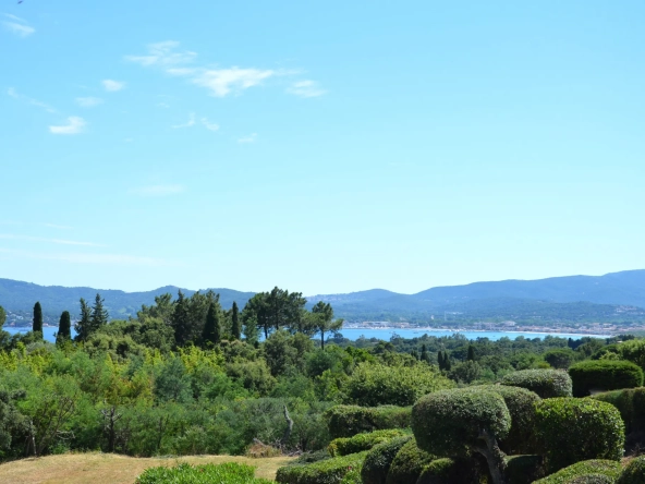 Villa de style bastide avec vue mer et piscine à Grimaud - Prestige et confort