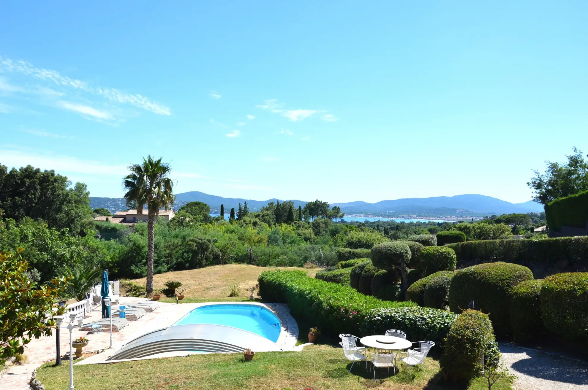 Villa de style bastide avec vue mer et piscine à Grimaud - Prestige et confort 