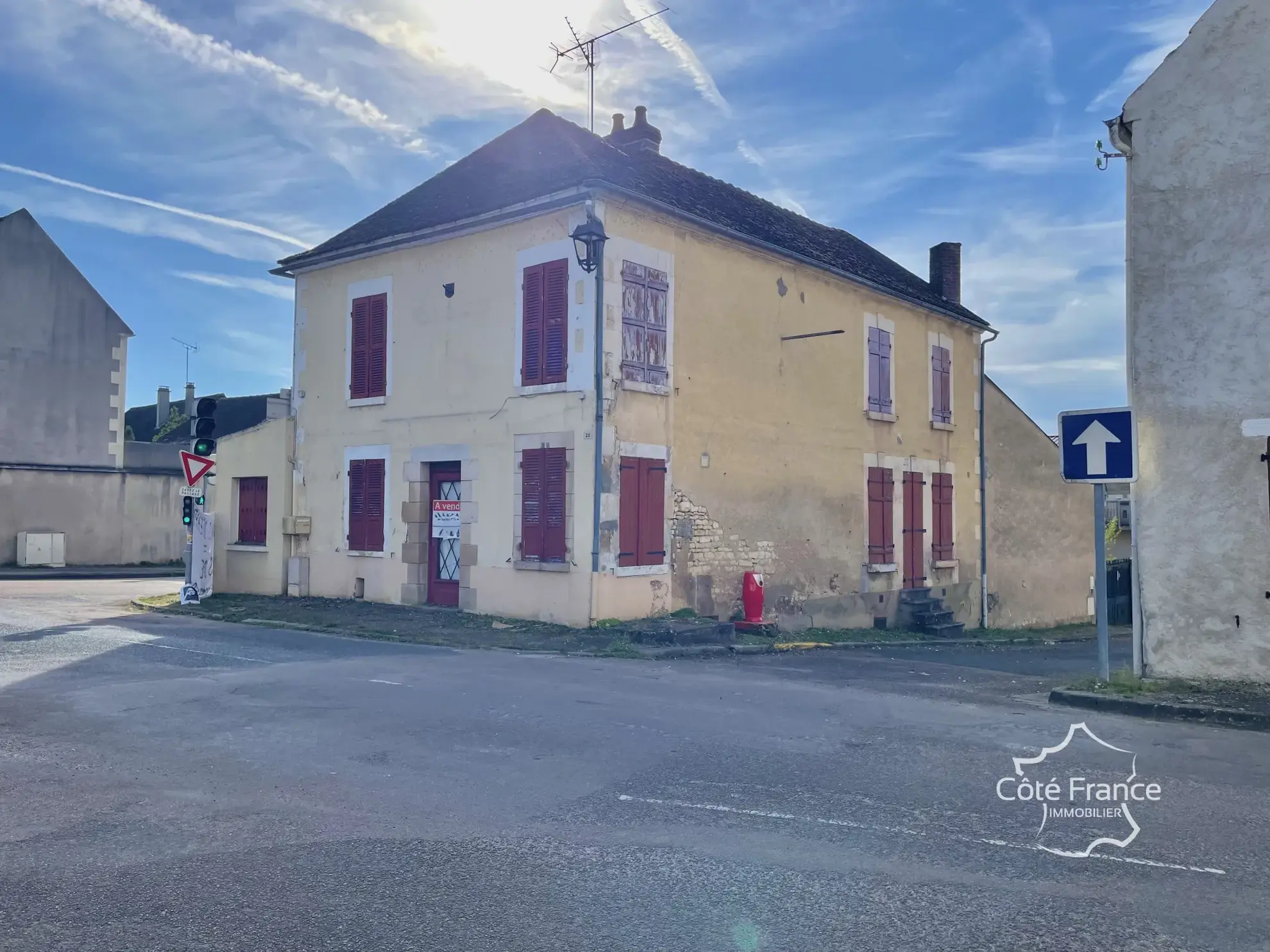 Ancien restaurant avec grande opportunité d'aménagement à Coulanges sur Yonne 