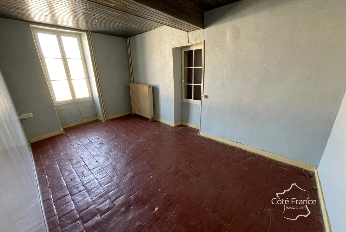 Ancien restaurant avec grande opportunité d'aménagement à Coulanges sur Yonne 