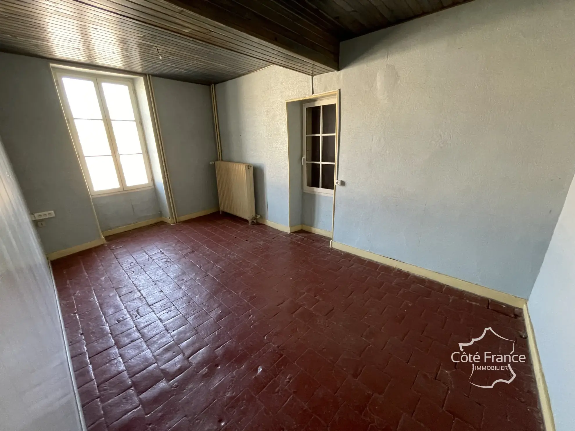 Ancien restaurant avec grande opportunité d'aménagement à Coulanges sur Yonne 
