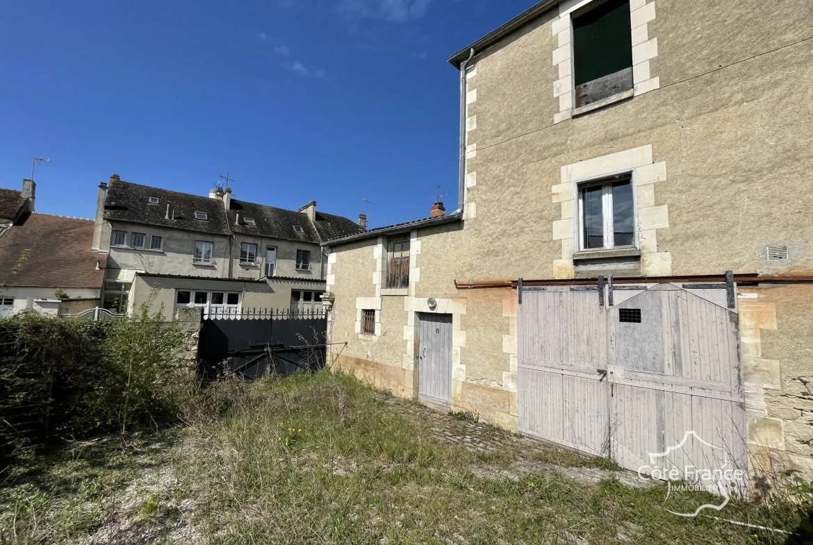 Ancien restaurant avec grande opportunité d'aménagement à Coulanges sur Yonne 