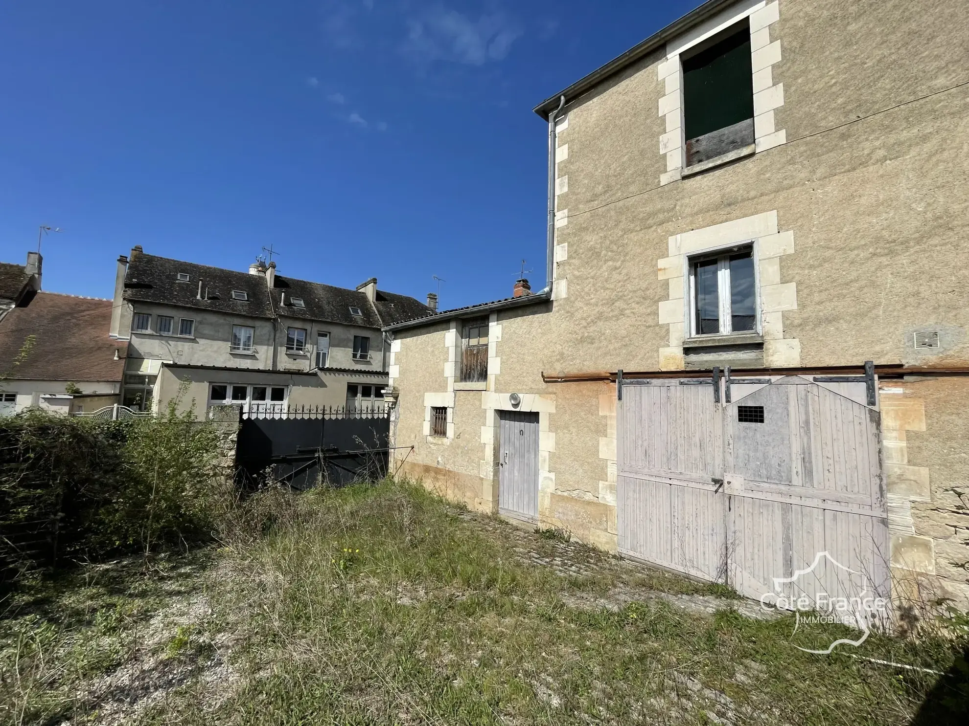 Ancien restaurant avec grande opportunité d'aménagement à Coulanges sur Yonne 