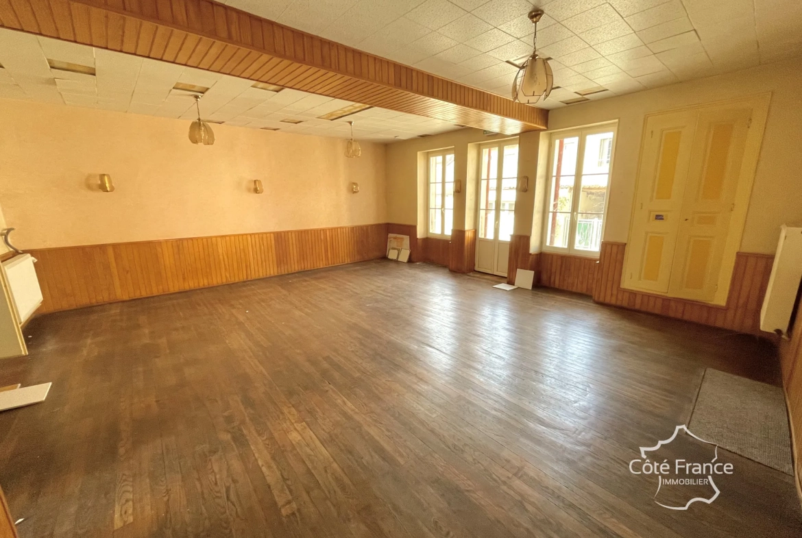 Ancien restaurant avec grande opportunité d'aménagement à Coulanges sur Yonne 
