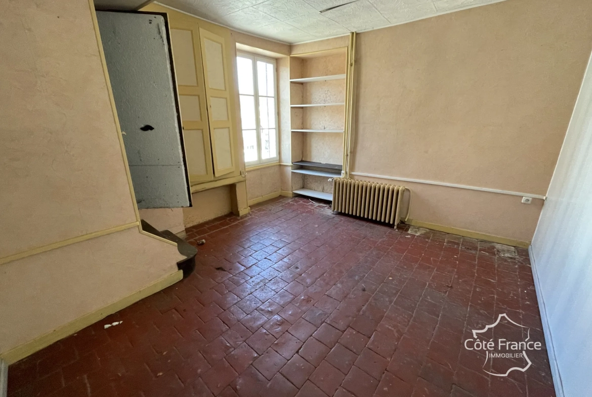 Ancien restaurant avec grande opportunité d'aménagement à Coulanges sur Yonne 