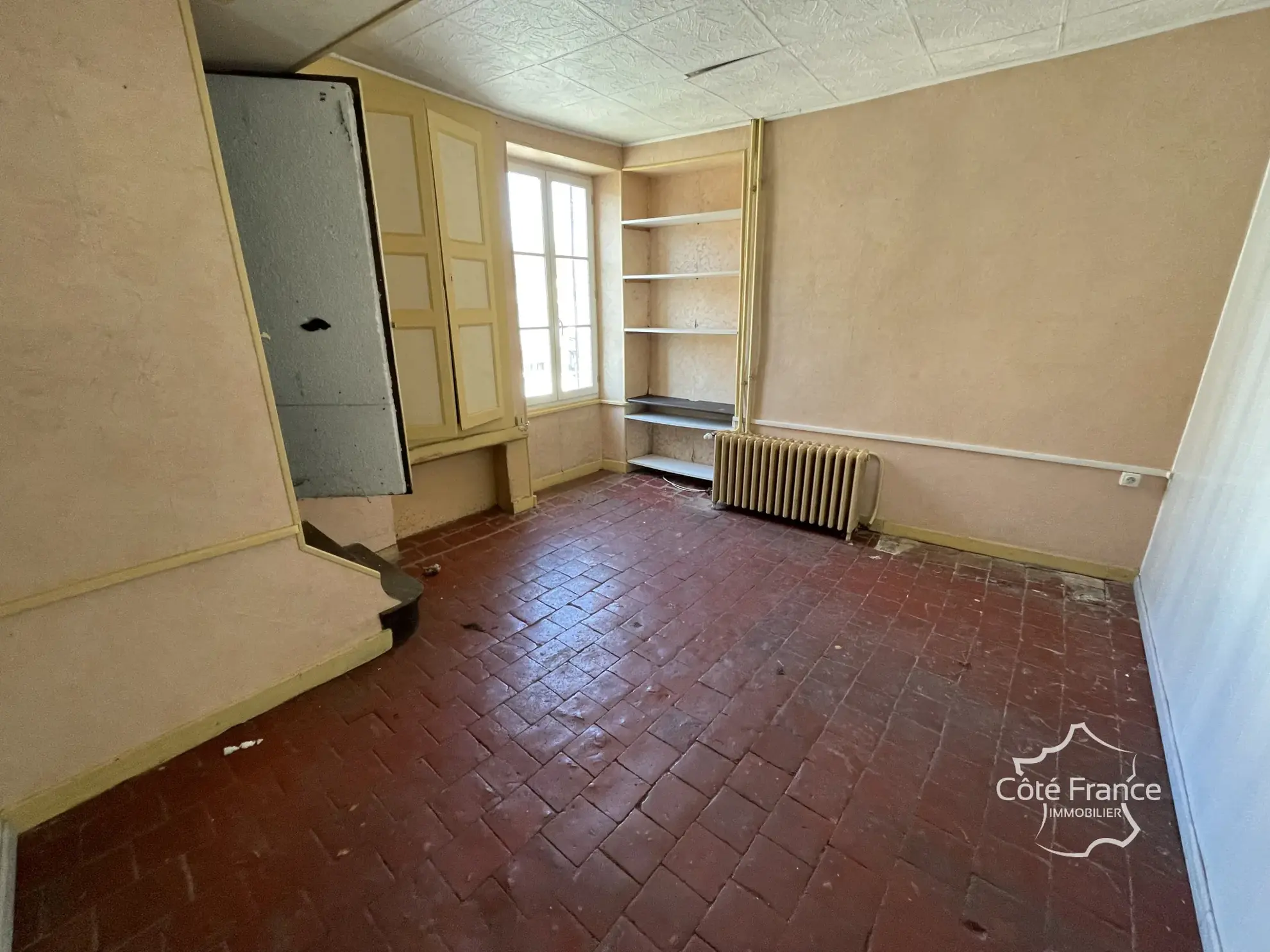 Ancien restaurant avec grande opportunité d'aménagement à Coulanges sur Yonne 