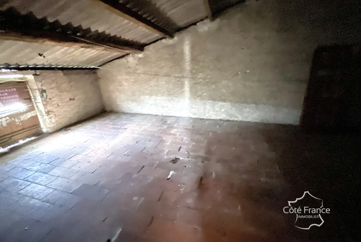 Ancien restaurant avec grande opportunité d'aménagement à Coulanges sur Yonne 