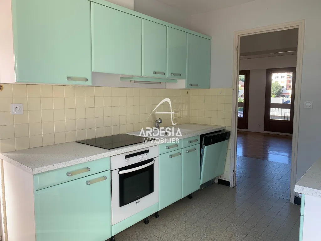 Appartement lumineux de 75,58 m² avec balcon, cave et garage à Saint Jean de Maurienne 