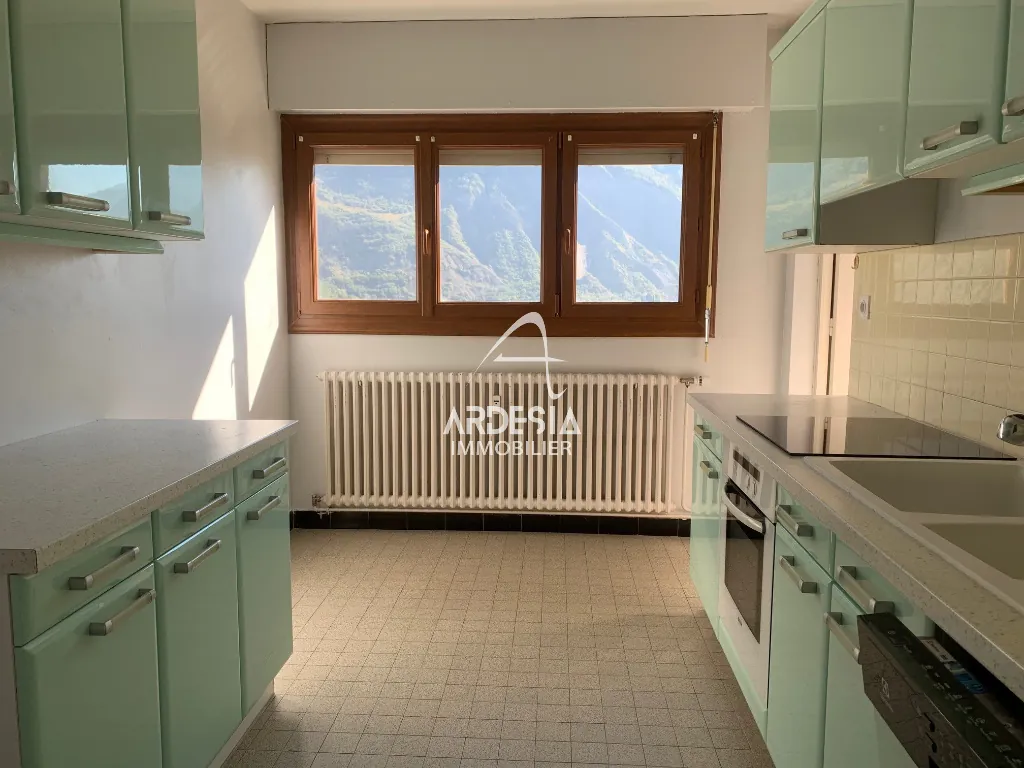 Appartement lumineux de 75,58 m² avec balcon, cave et garage à Saint Jean de Maurienne 