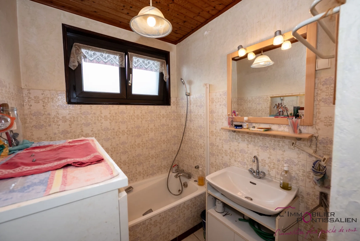 Maison familiale à La Riviere Drugeon proche Pontarlier avec terrain clos et garage 