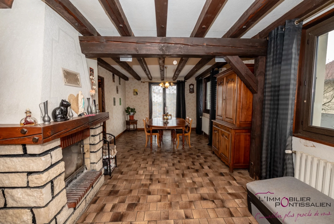 Maison familiale à La Riviere Drugeon proche Pontarlier avec terrain clos et garage 