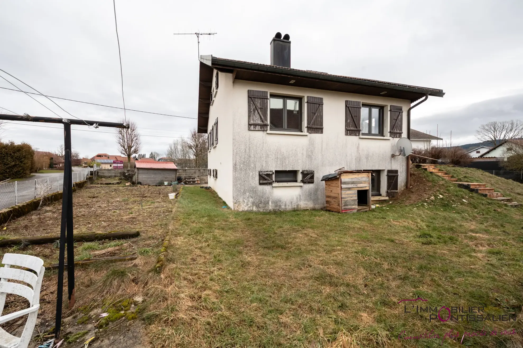 Maison familiale à La Riviere Drugeon proche Pontarlier avec terrain clos et garage 