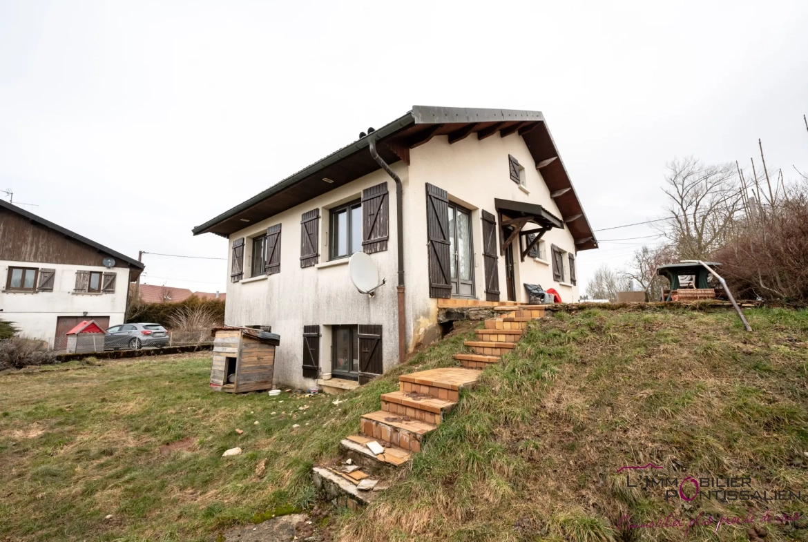 Maison familiale à La Riviere Drugeon proche Pontarlier avec terrain clos et garage 