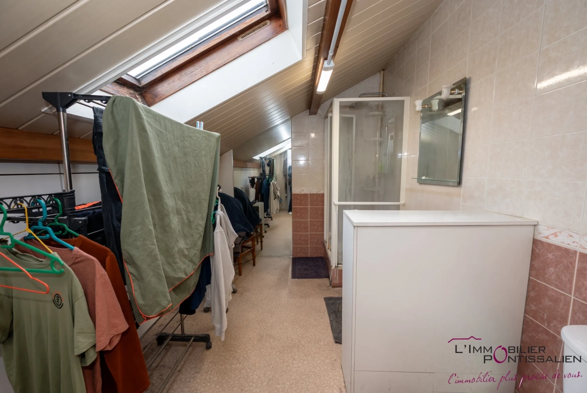 Maison familiale à La Riviere Drugeon proche Pontarlier avec terrain clos et garage 