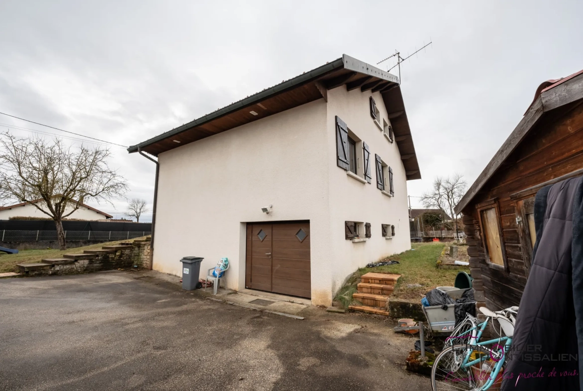 Maison familiale à La Riviere Drugeon proche Pontarlier avec terrain clos et garage 