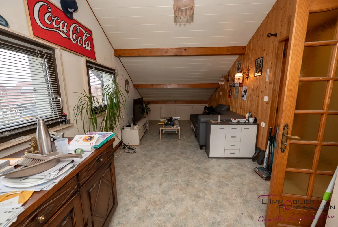 Maison familiale à La Riviere Drugeon proche Pontarlier avec terrain clos et garage 