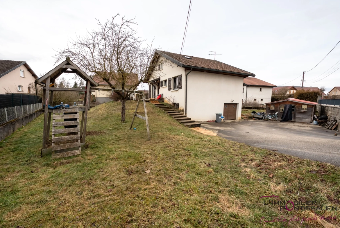 Maison familiale à La Riviere Drugeon proche Pontarlier avec terrain clos et garage 