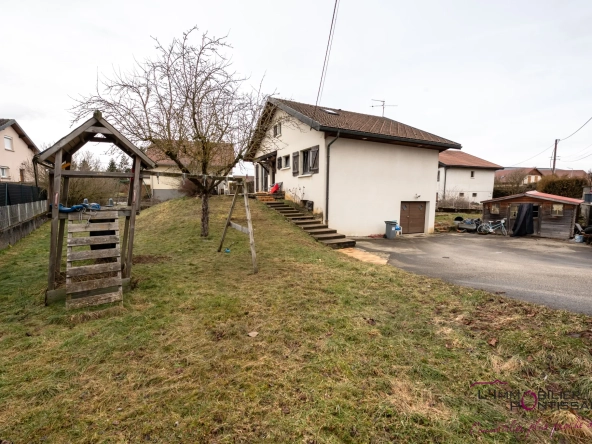 Maison familiale à La Riviere Drugeon proche Pontarlier avec terrain clos et garage