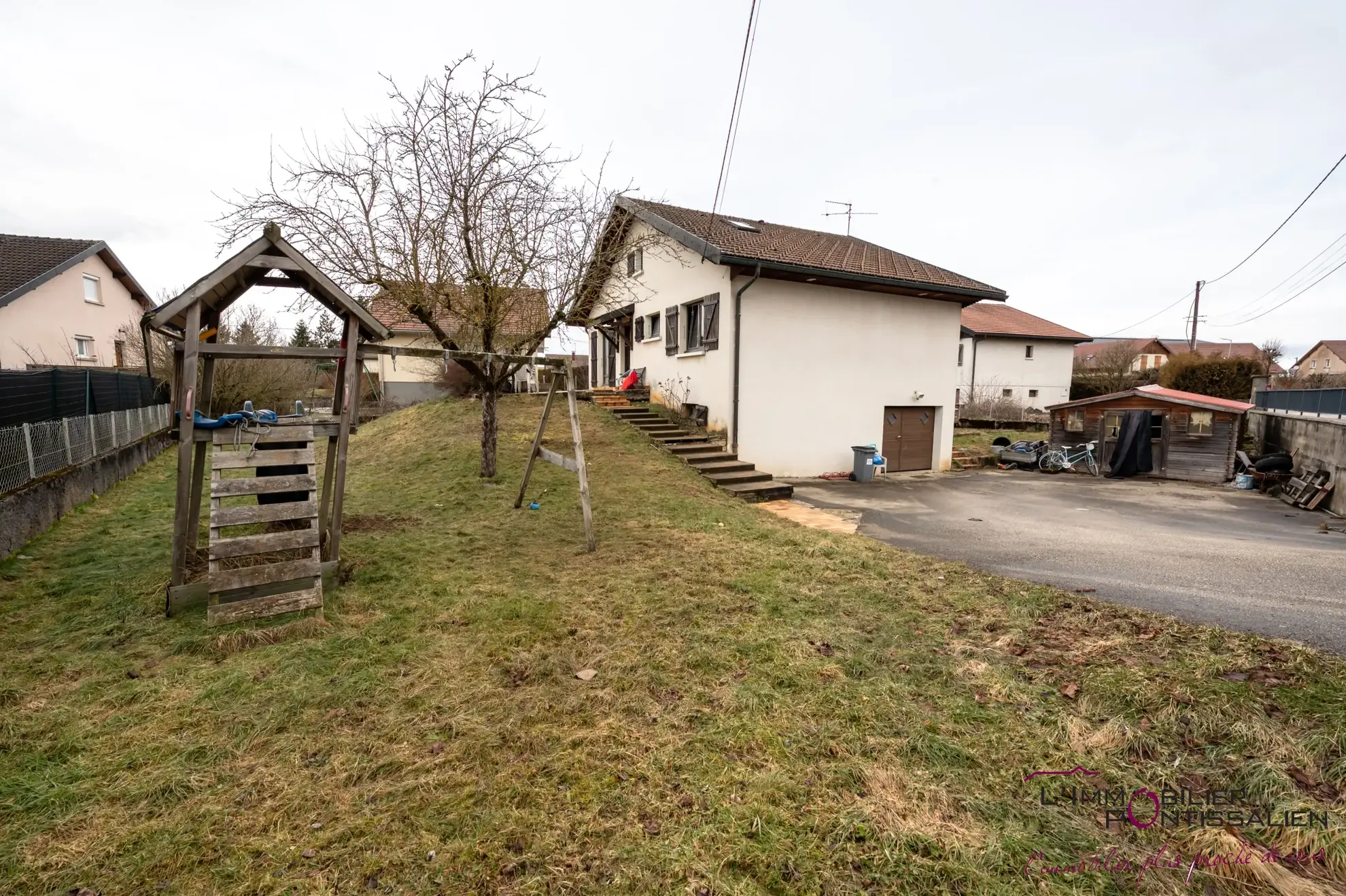 Maison familiale à La Riviere Drugeon proche Pontarlier avec terrain clos et garage 