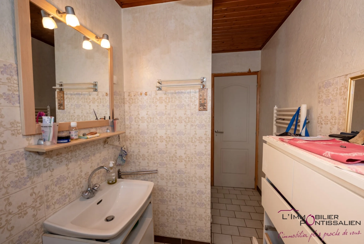 Maison familiale à La Riviere Drugeon proche Pontarlier avec terrain clos et garage 